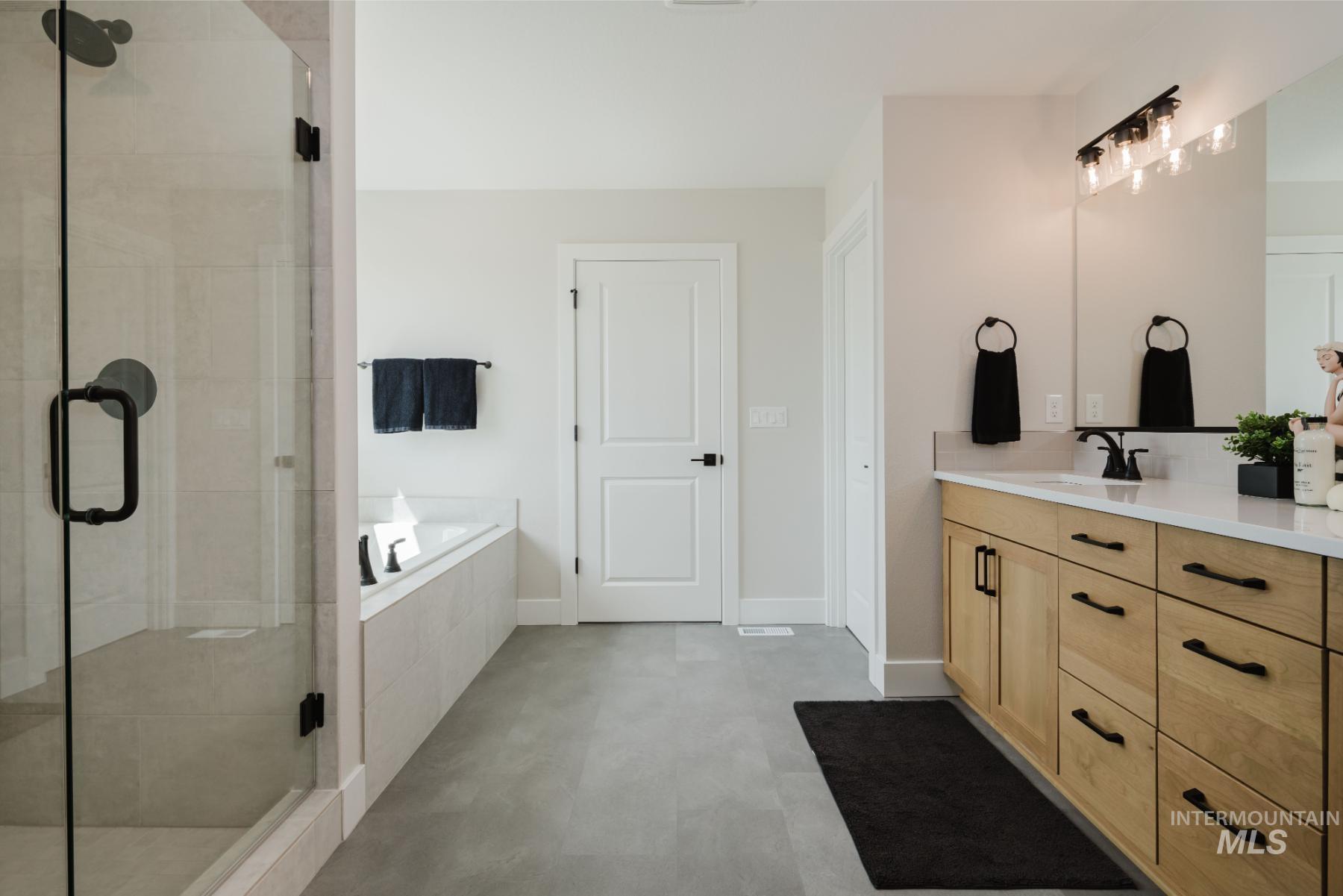 8458 W Graye St. Unit: Rouge