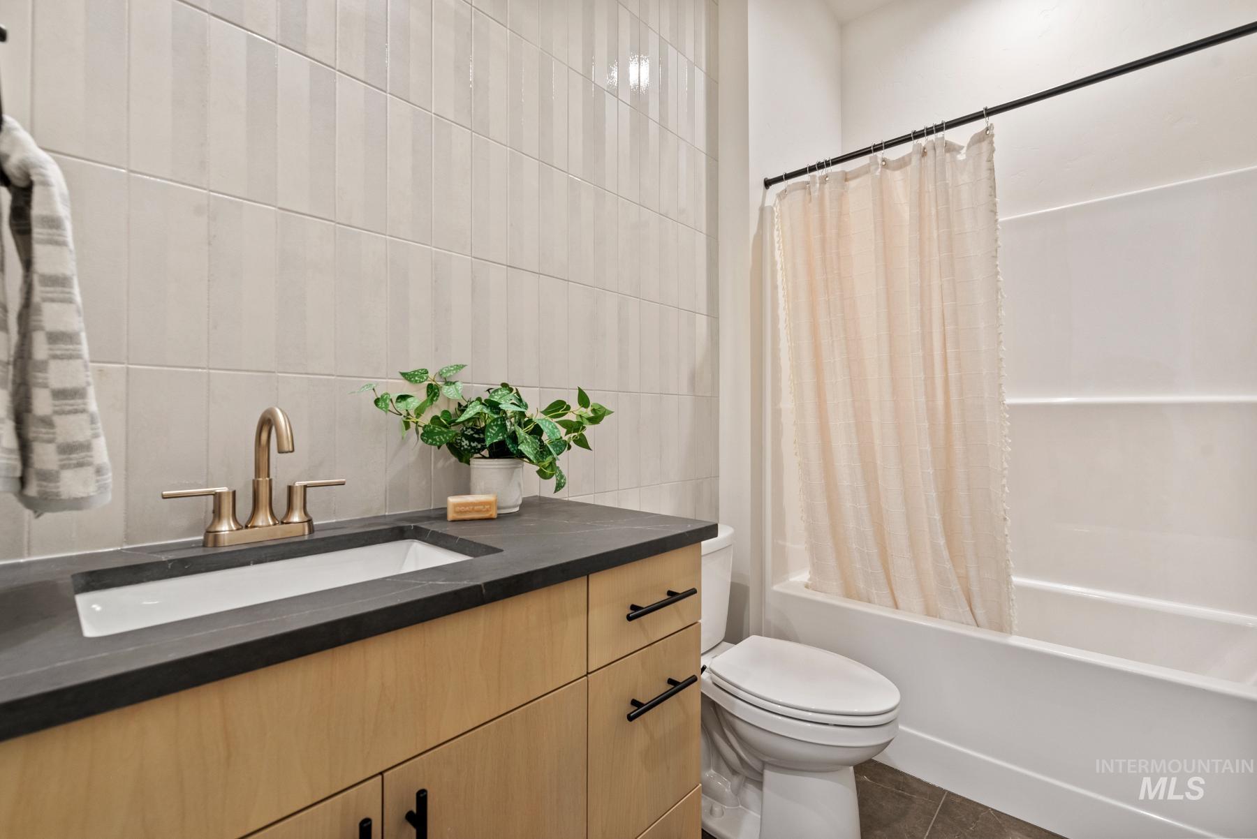 8458 W Graye St. Unit: Rouge