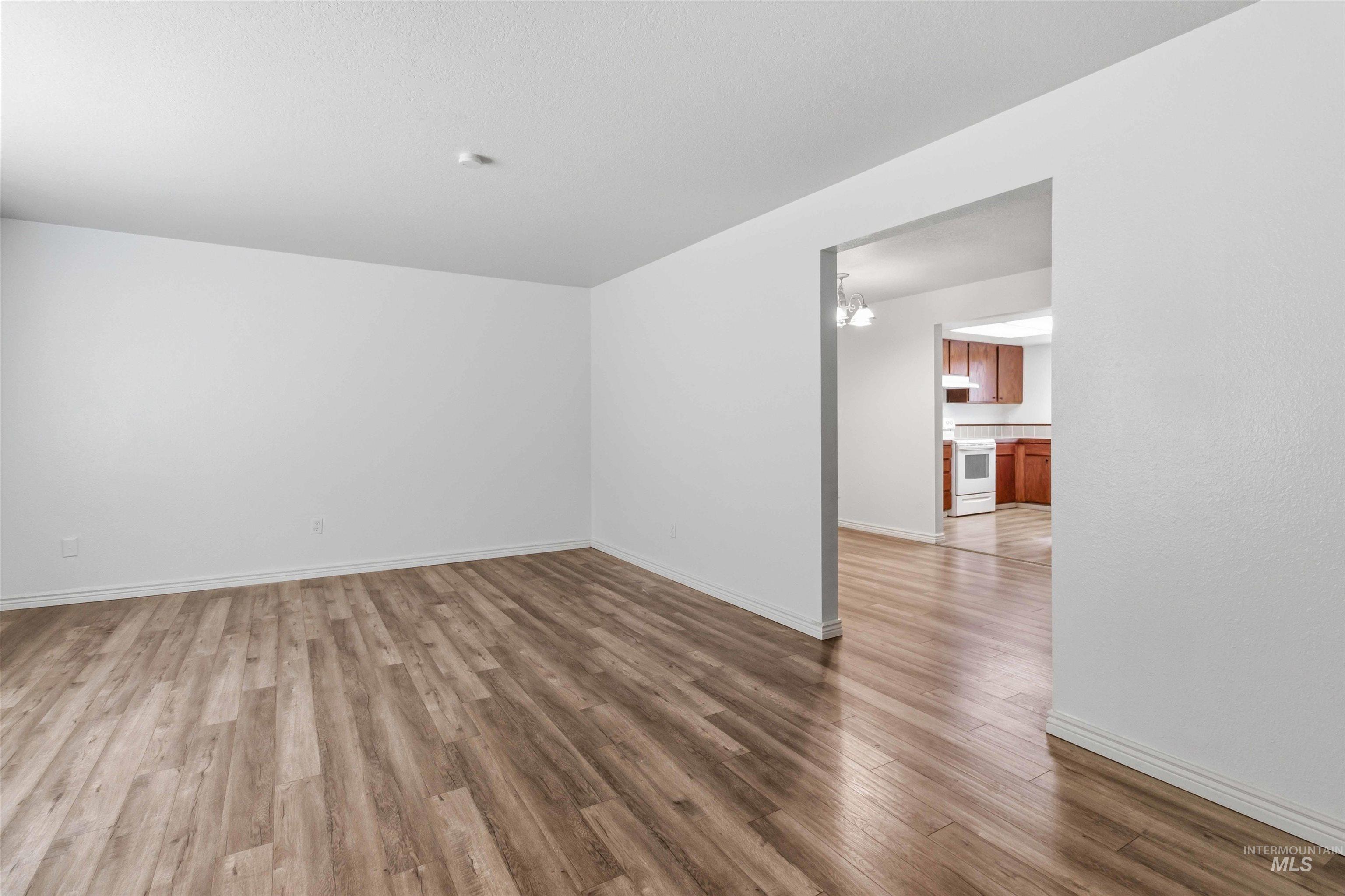 2287 S Loyolla Ln