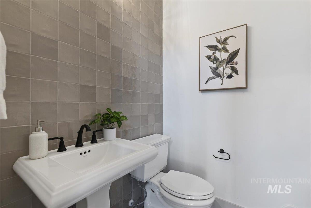 7878 W Flathead Lake St Unit: Rainier- 8'shop