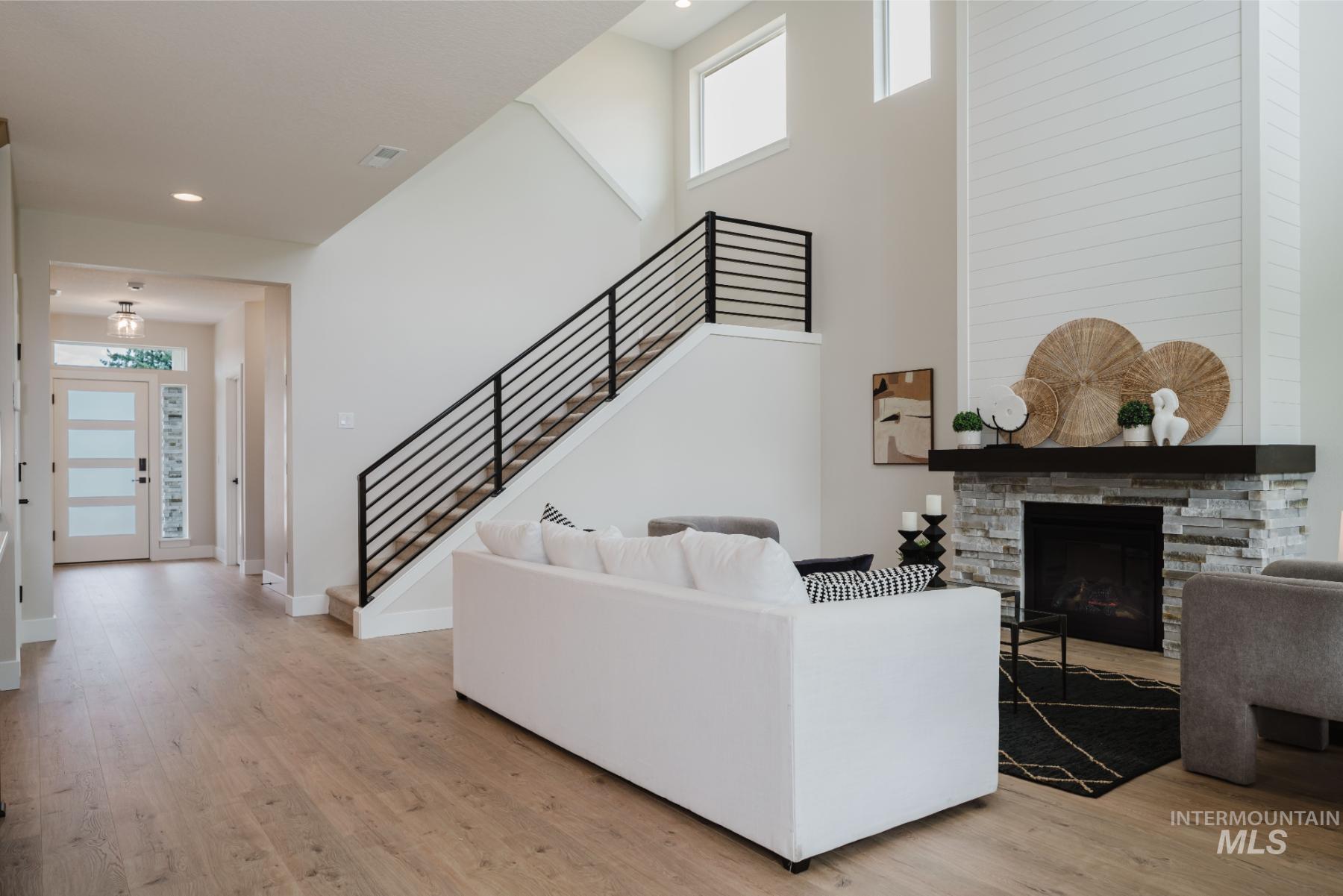 2866 N Stone Mill Ave Unit: Rouge