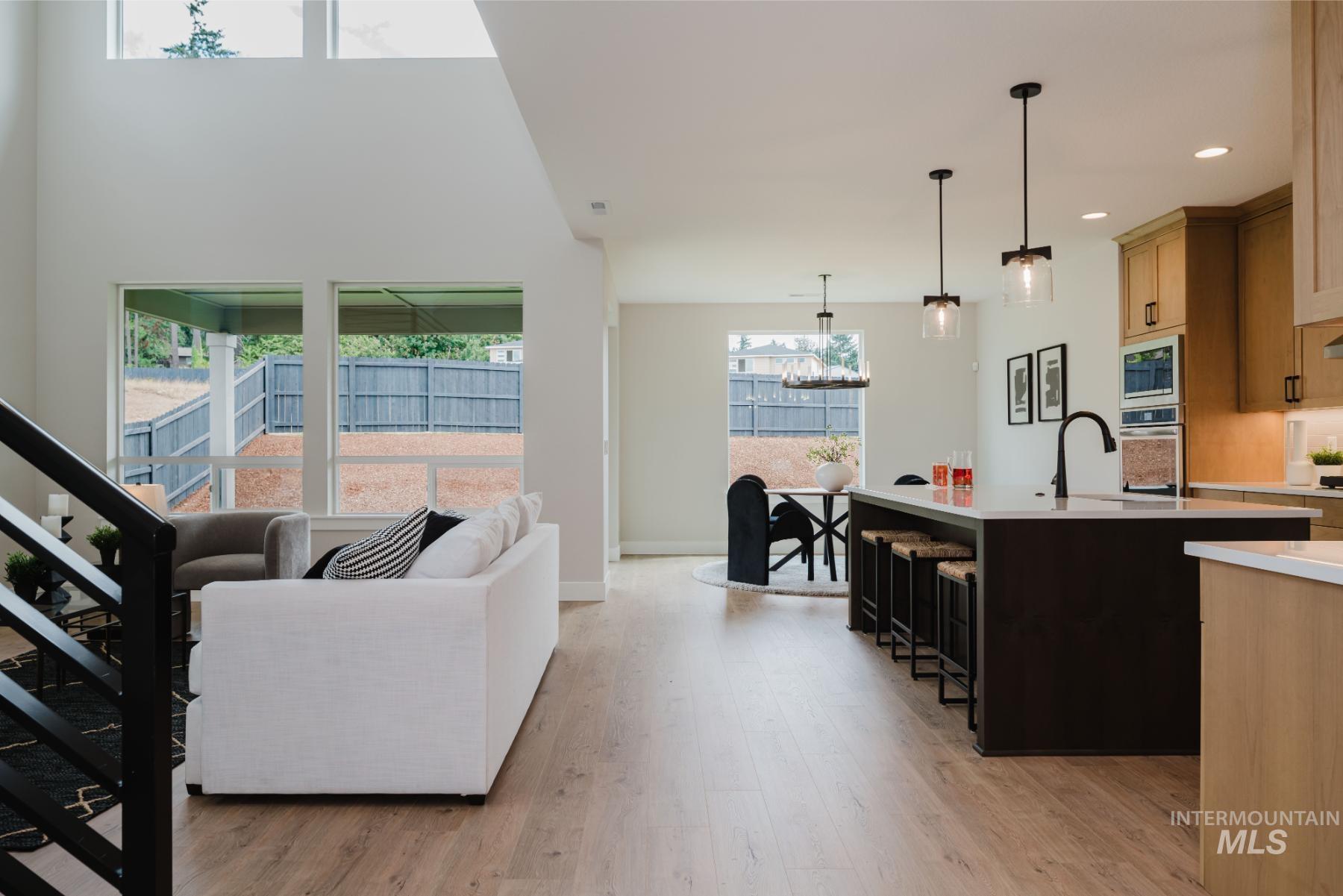 2866 N Stone Mill Ave Unit: Rouge