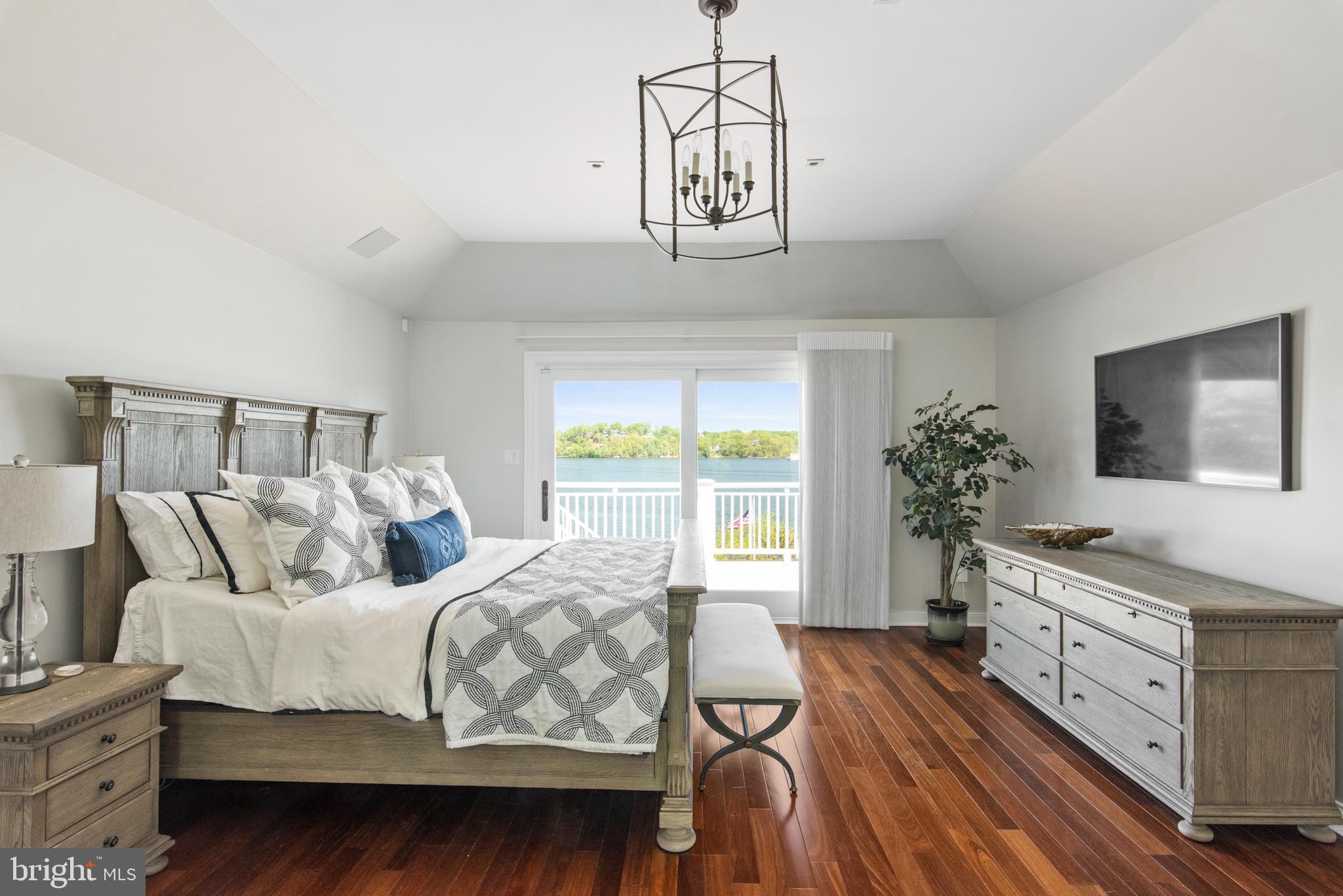 804 Coachway