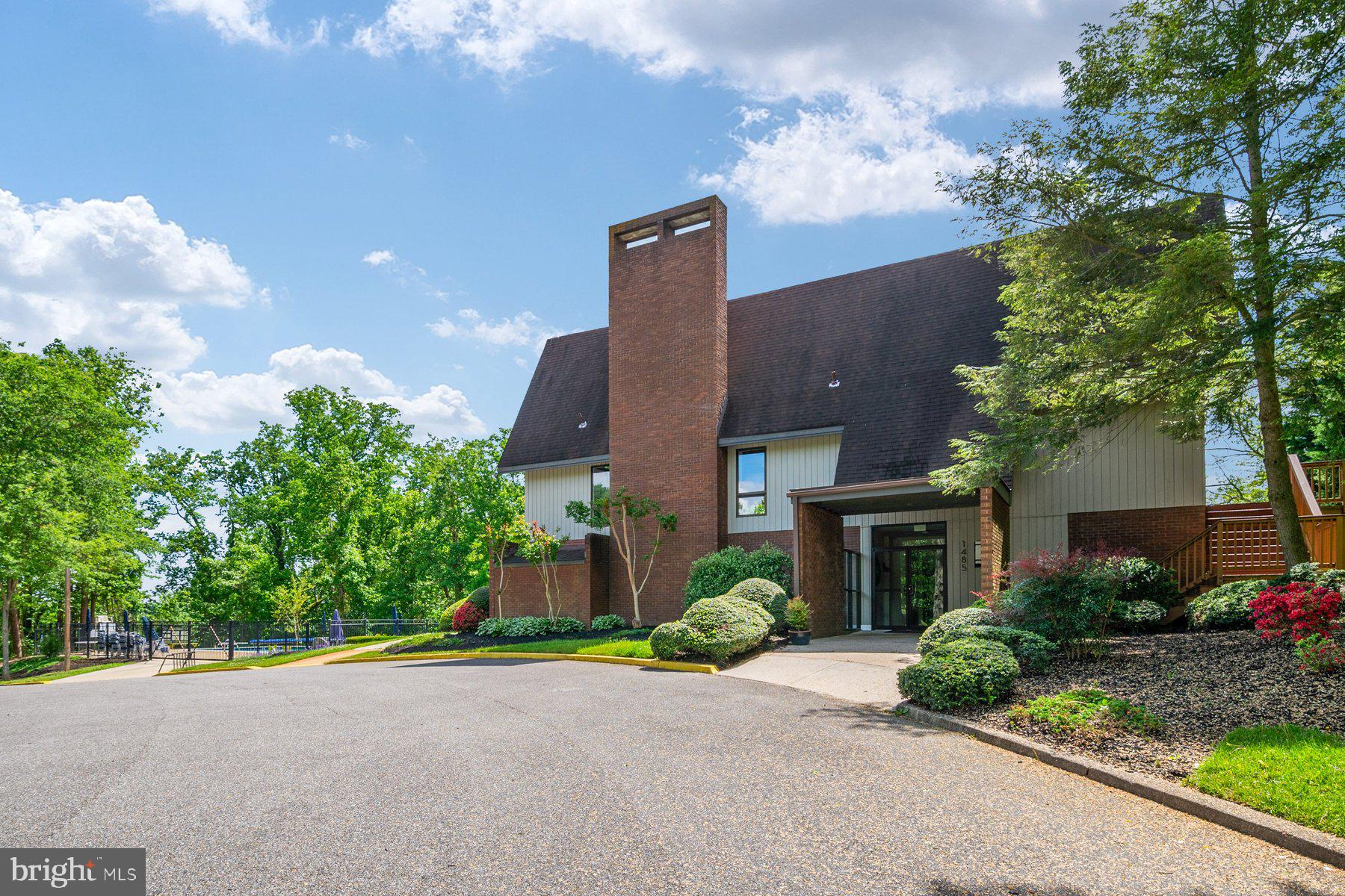 1676 SAINT ALBANS SQUARE