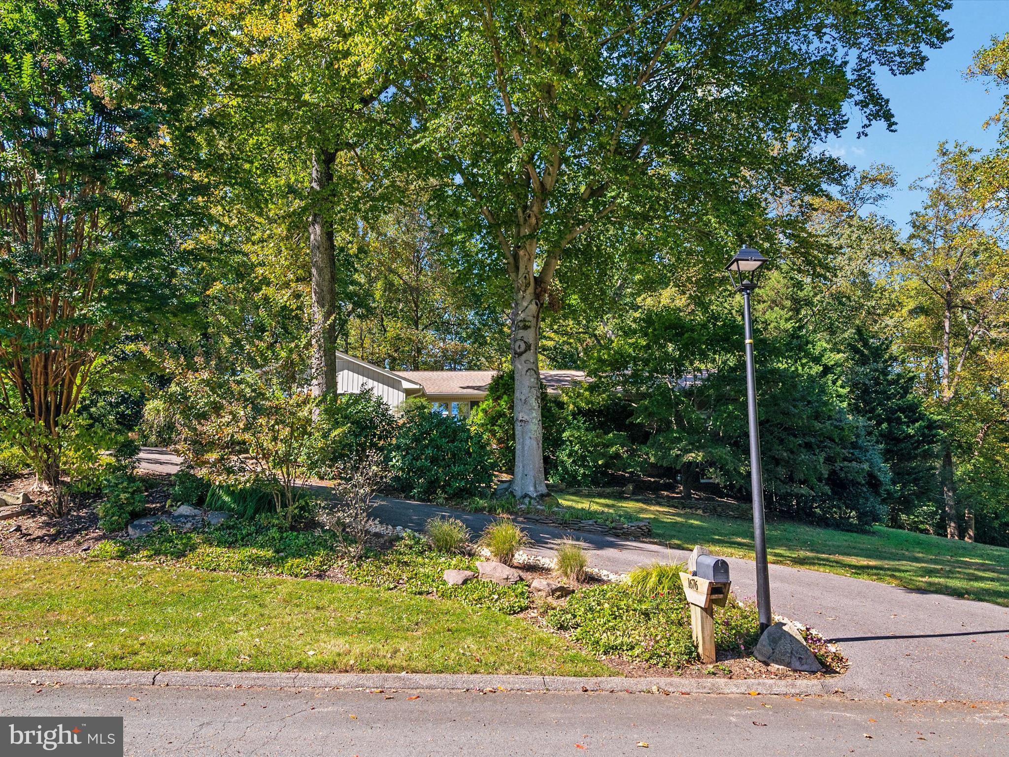 1676 SAINT ALBANS SQUARE