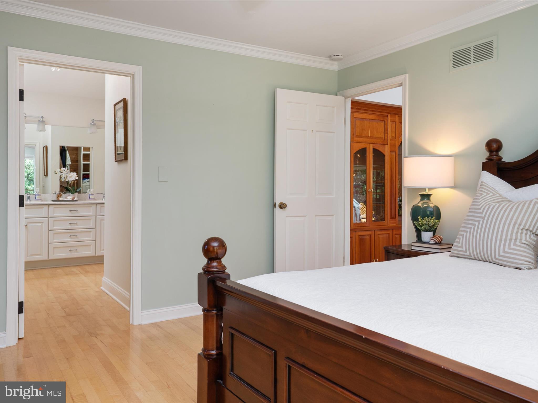 1676 SAINT ALBANS SQUARE