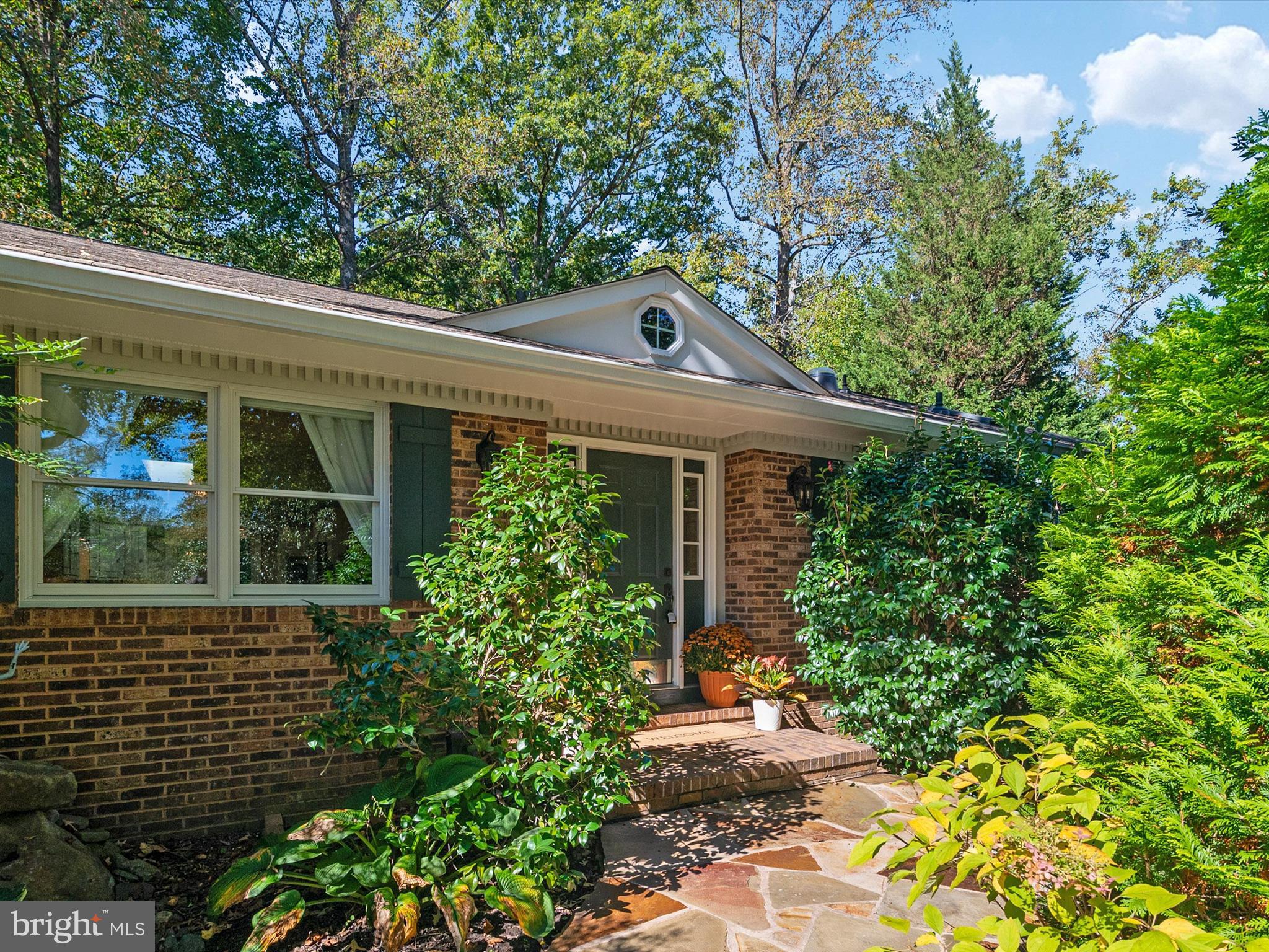 1676 SAINT ALBANS SQUARE