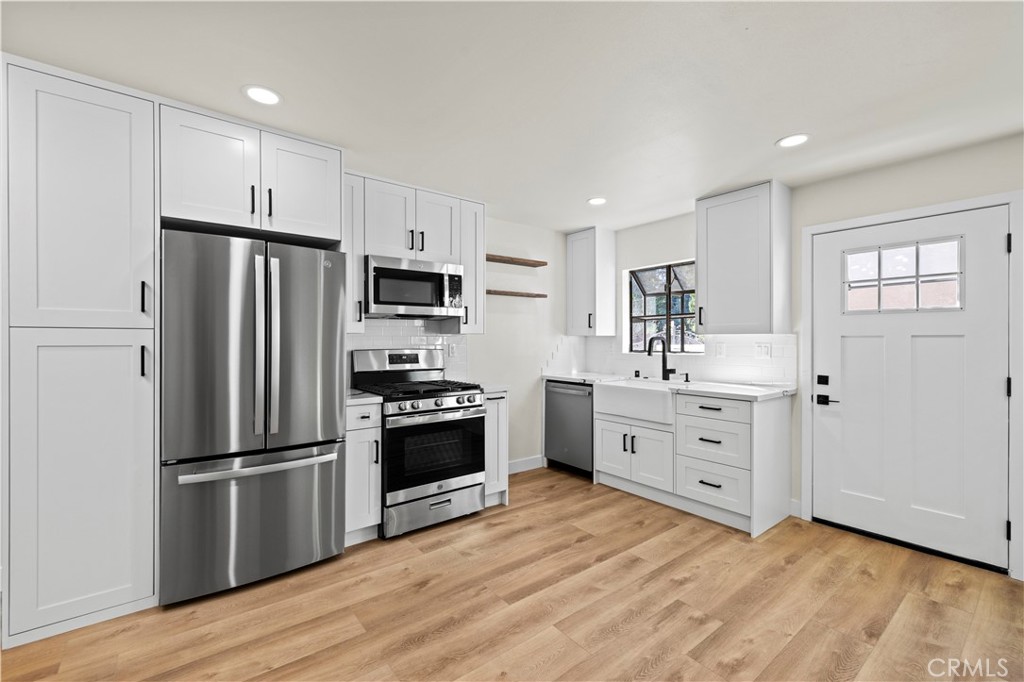 21209 De La Guerra Street