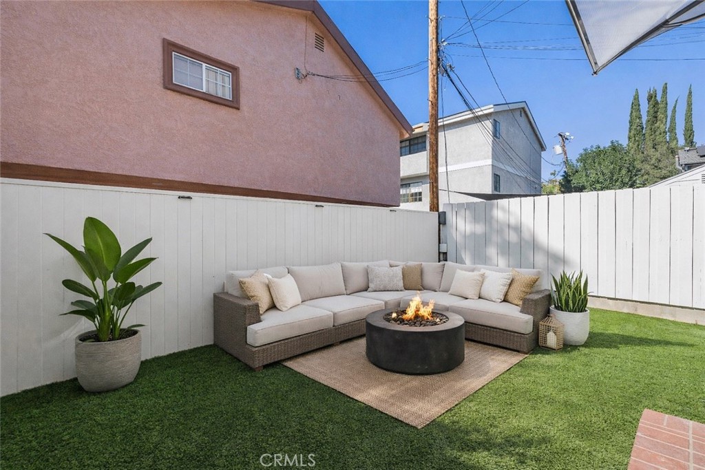 21209 De La Guerra Street