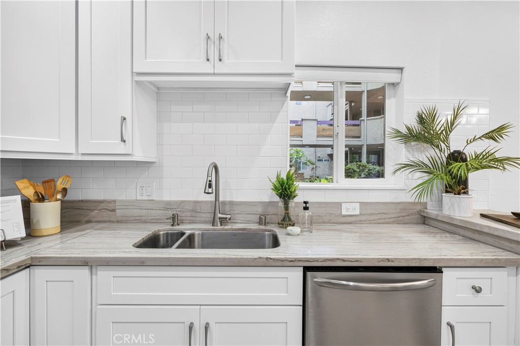 4301 Fulton Ave 105