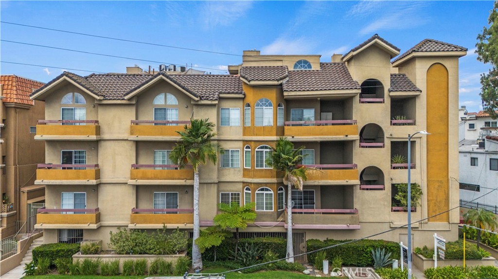 4301 Fulton Ave 105