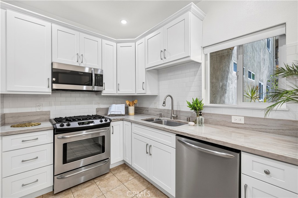 4301 Fulton Ave 105