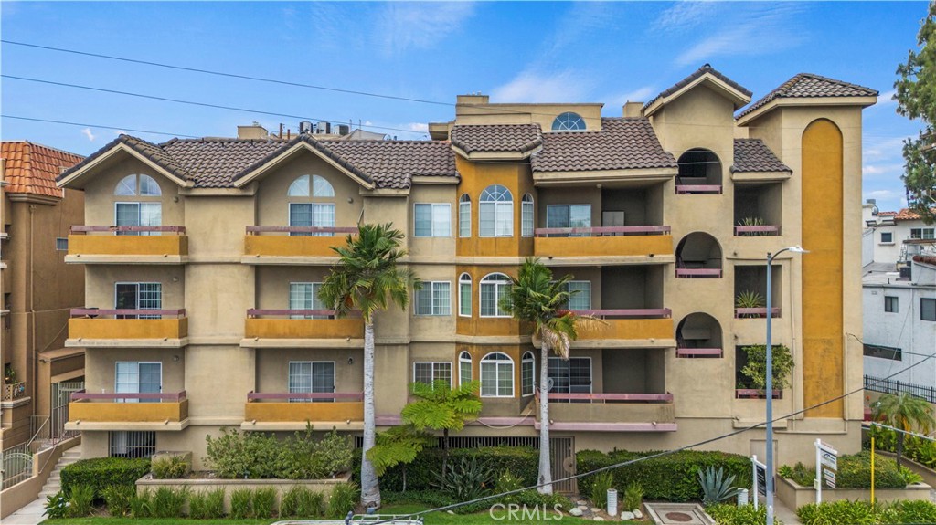 4301 Fulton Ave 105