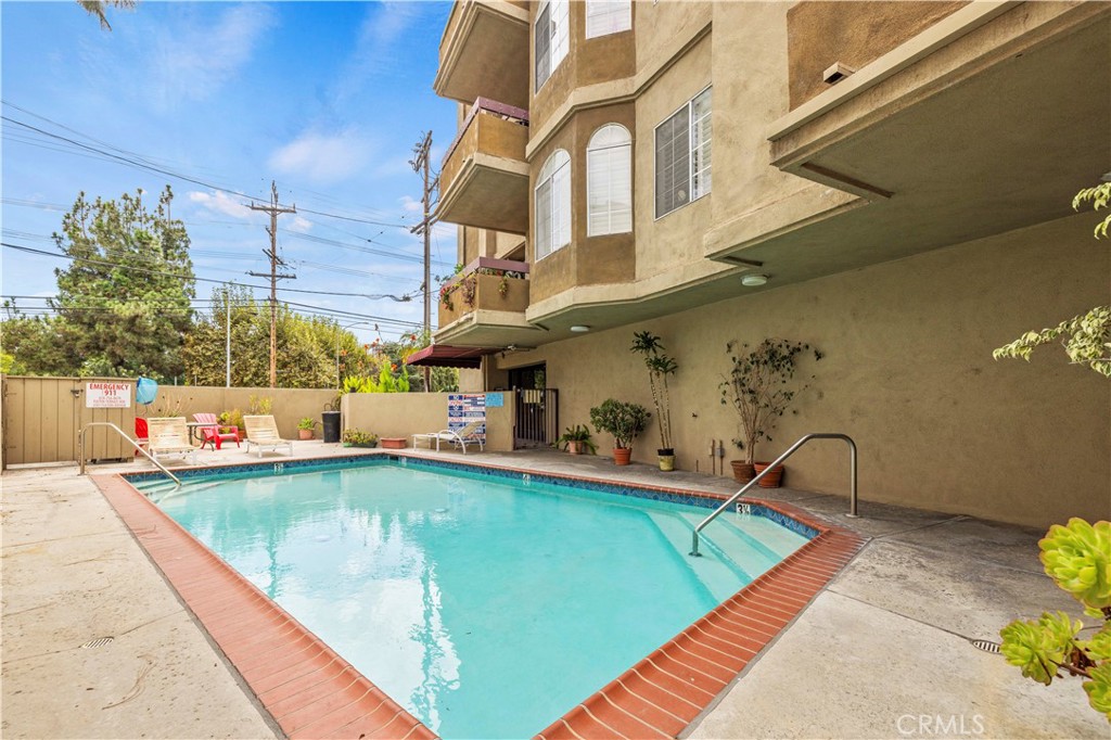 4301 Fulton Ave 105