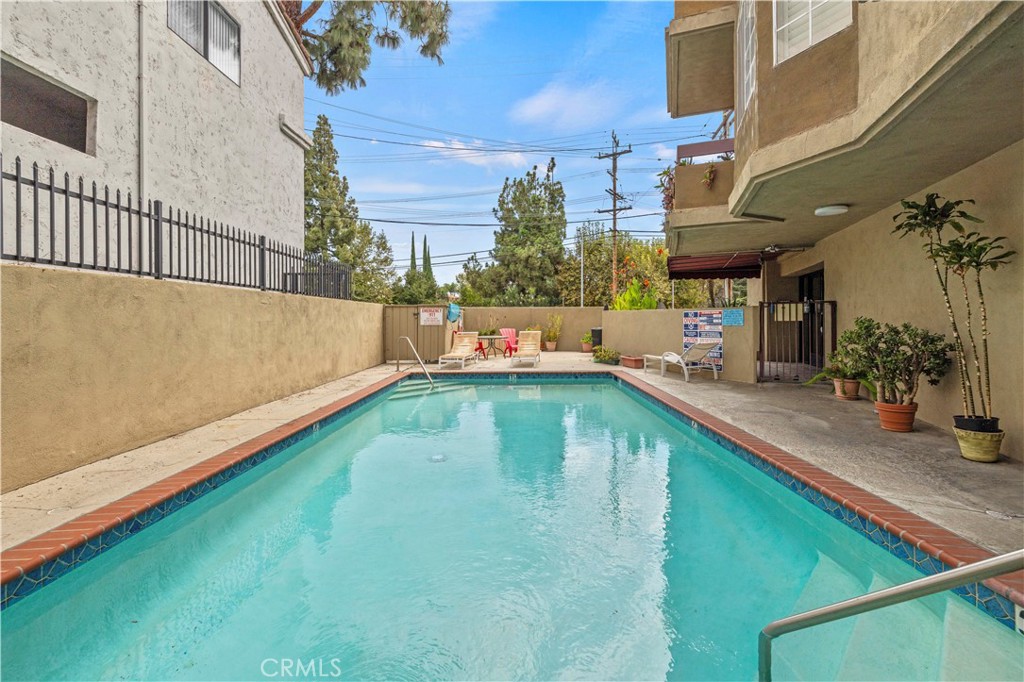 4301 Fulton Ave 105