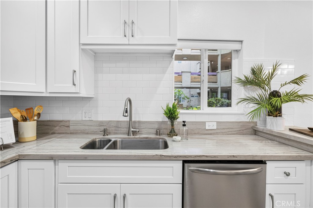 4301 Fulton Ave 105