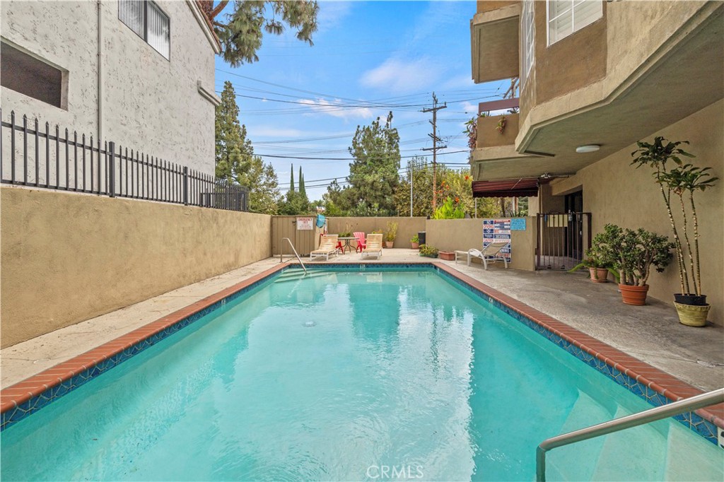 4301 Fulton Ave 105