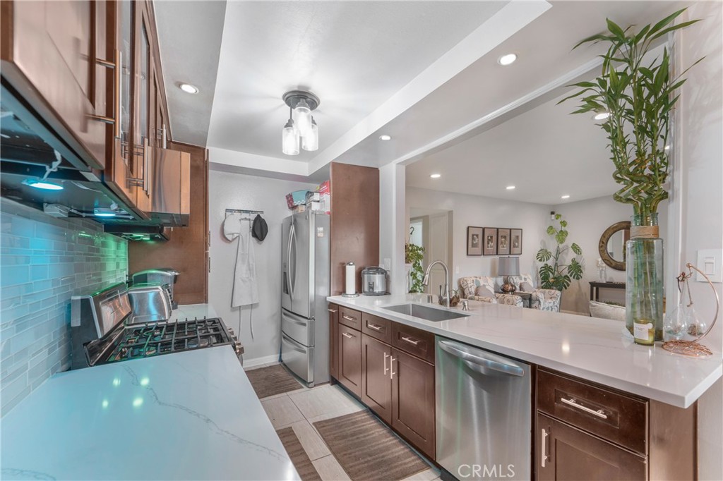 825 W Fletcher Avenue 111