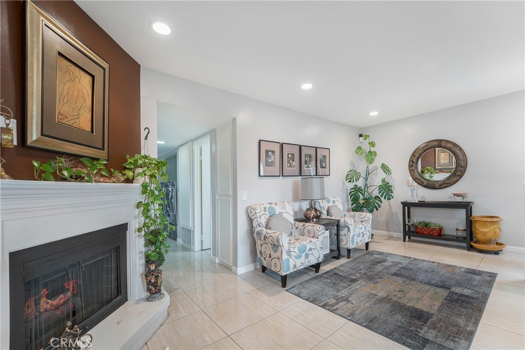 825 W Fletcher Avenue 111