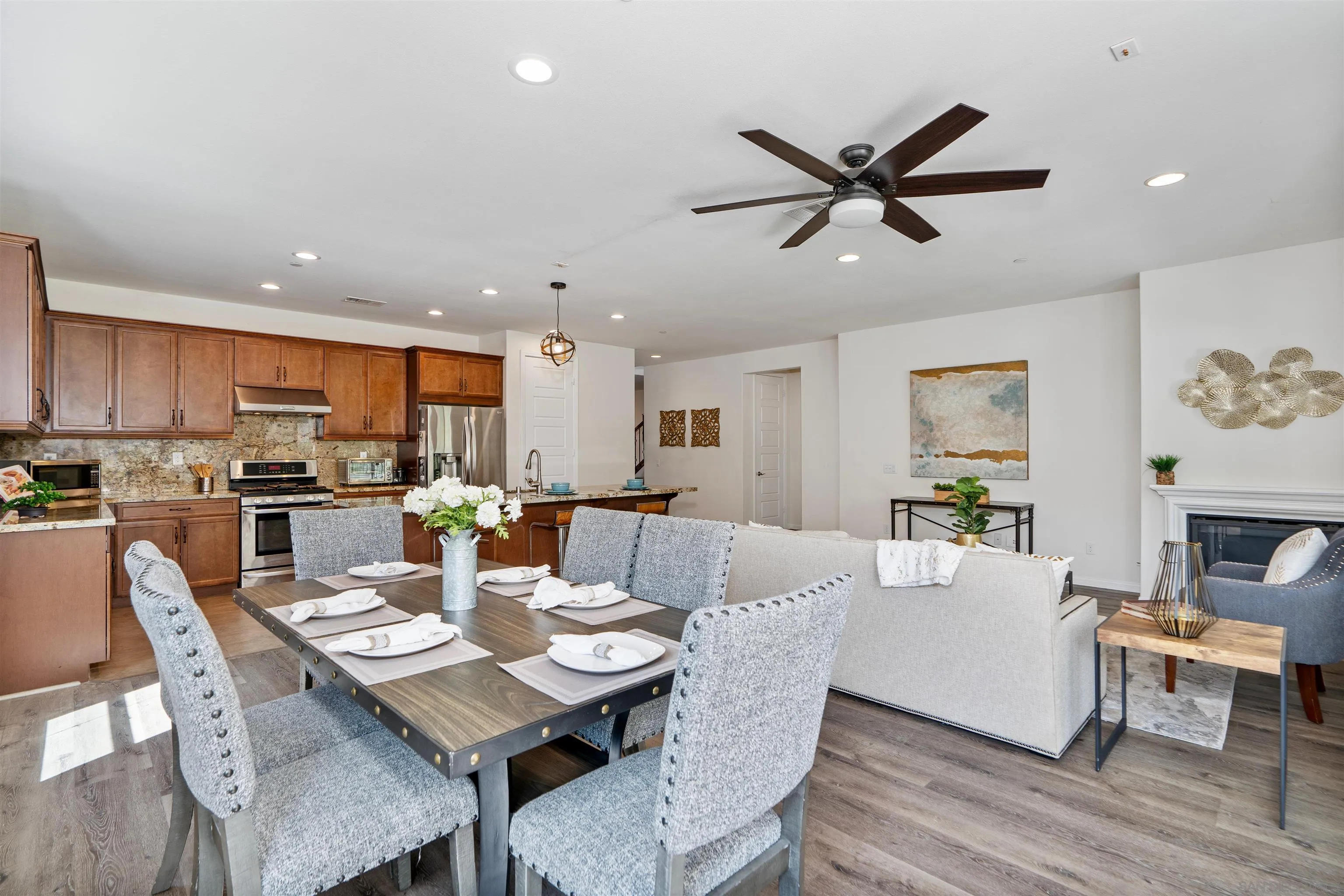 1735 Avenida Regina
