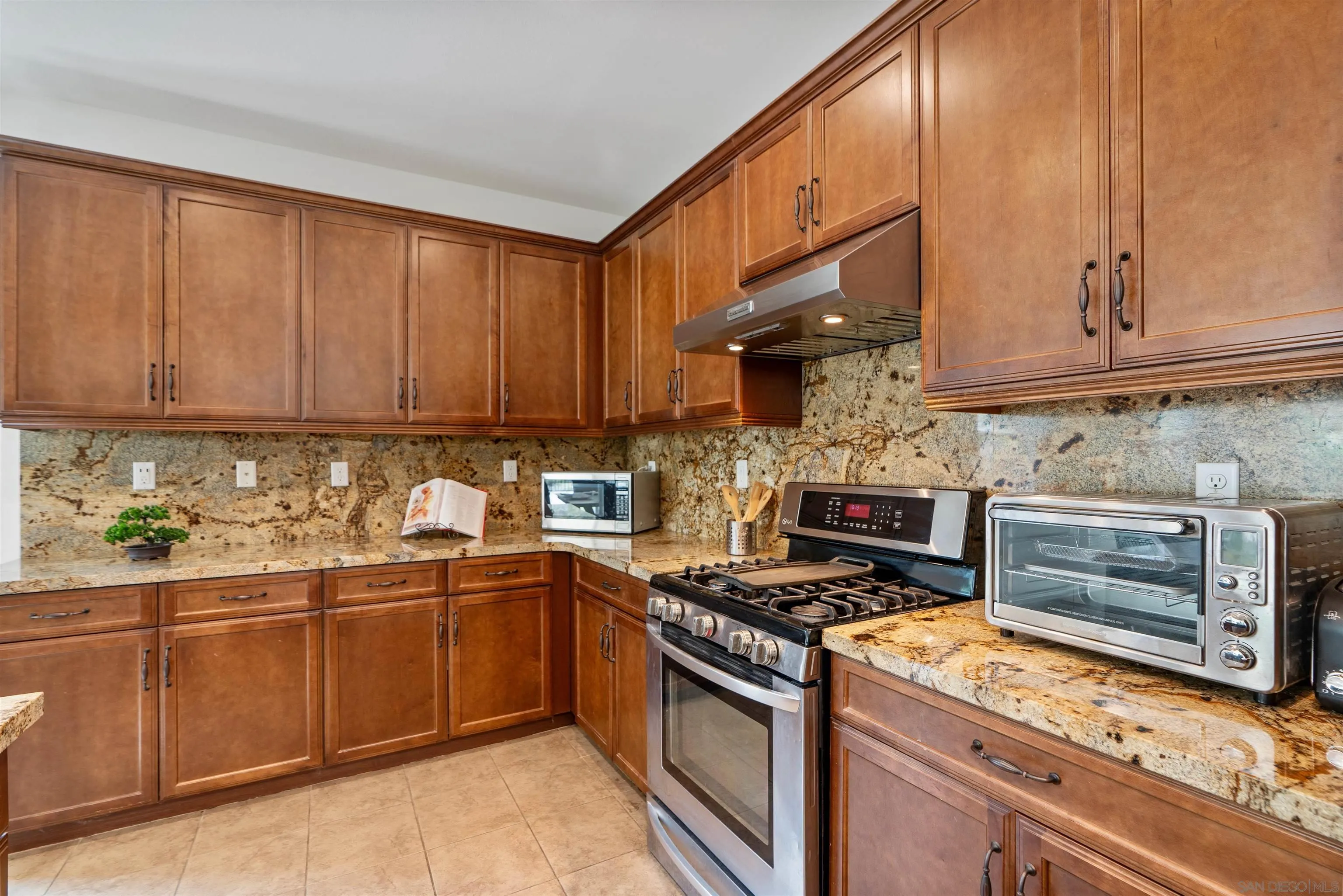 1735 Avenida Regina