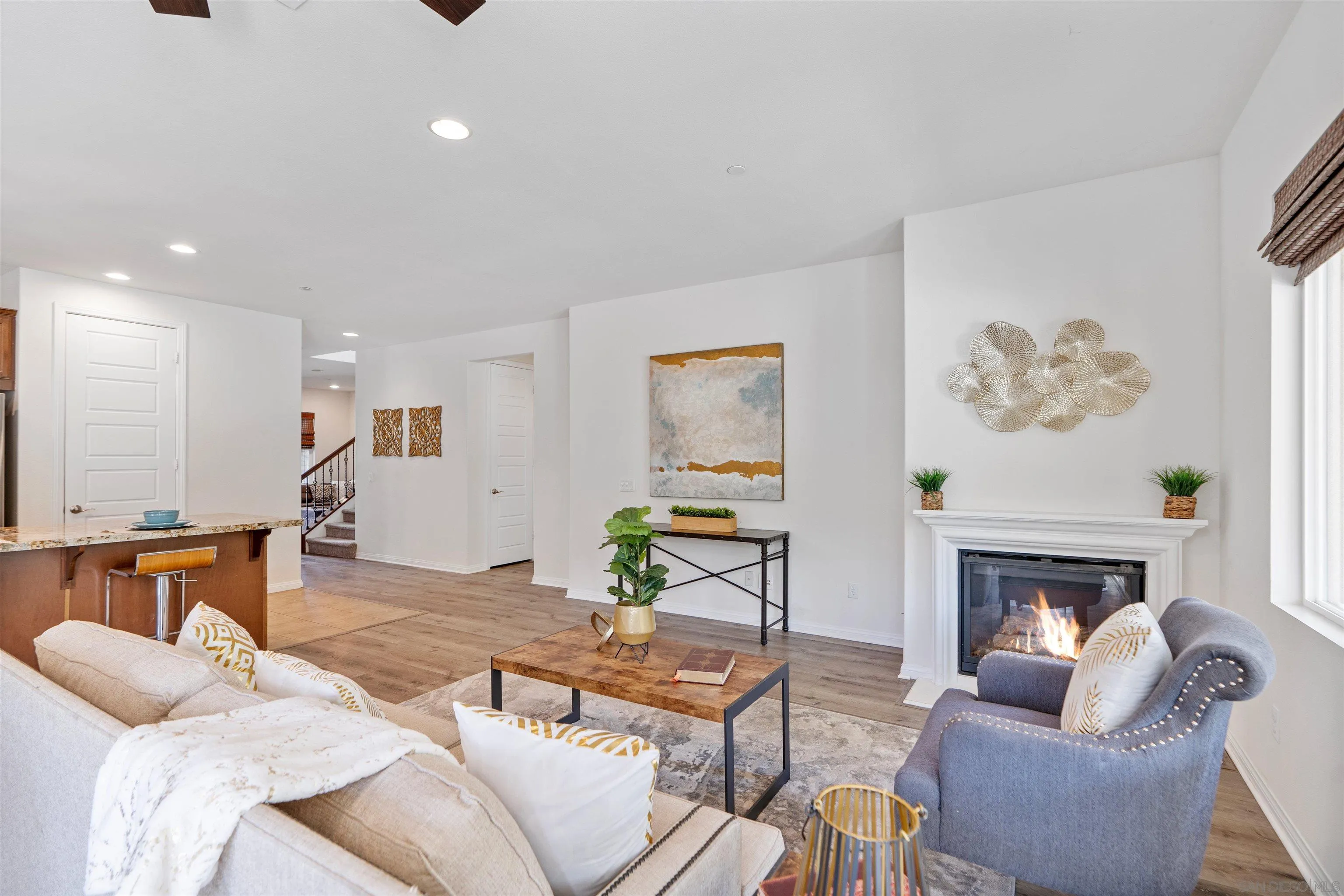 1735 Avenida Regina
