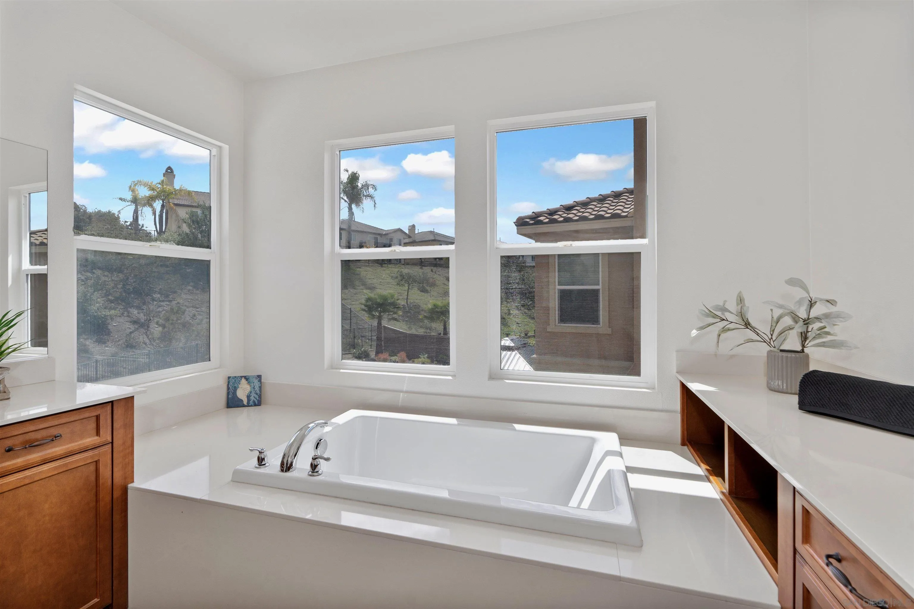 1735 Avenida Regina