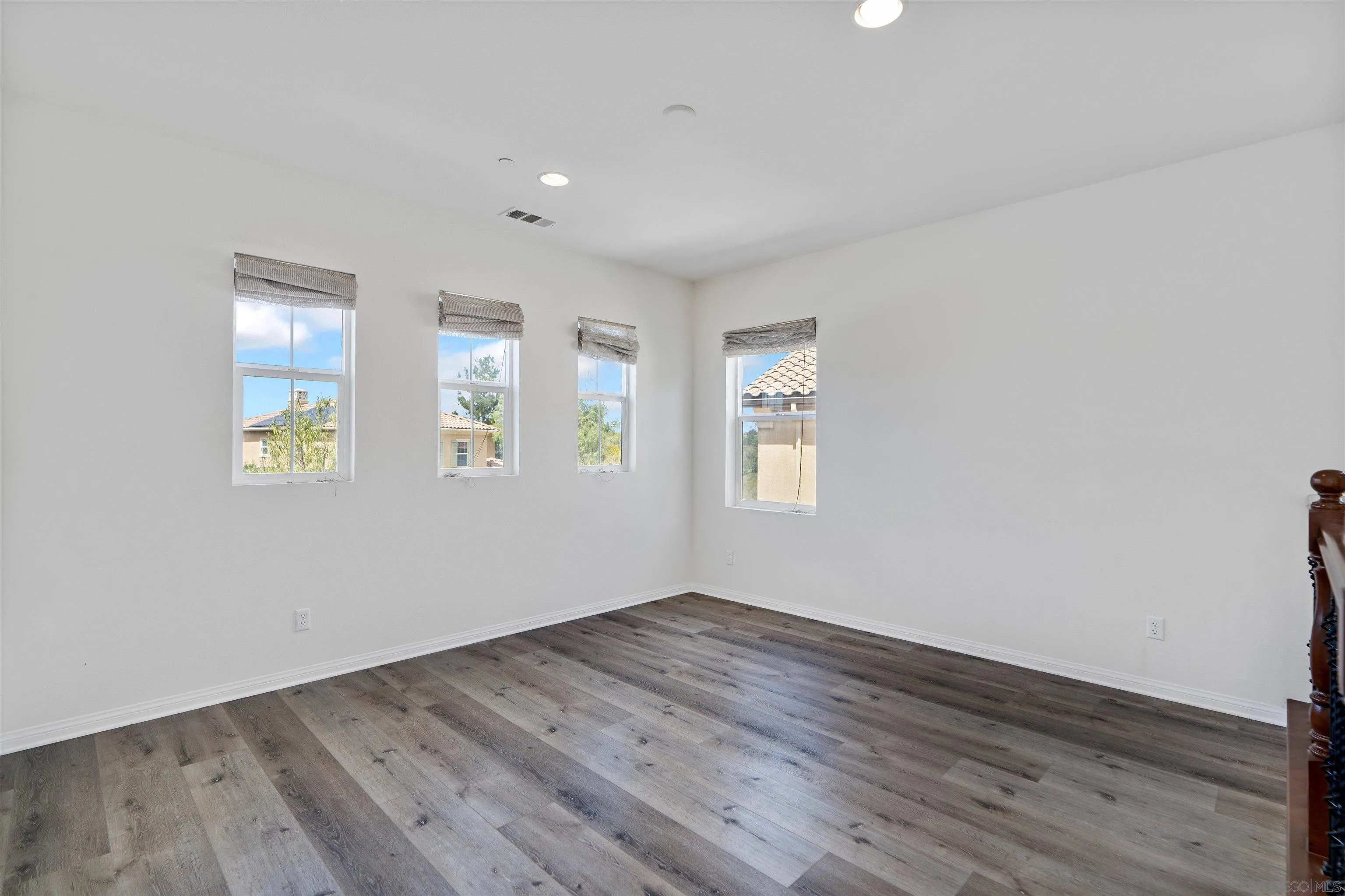1735 Avenida Regina