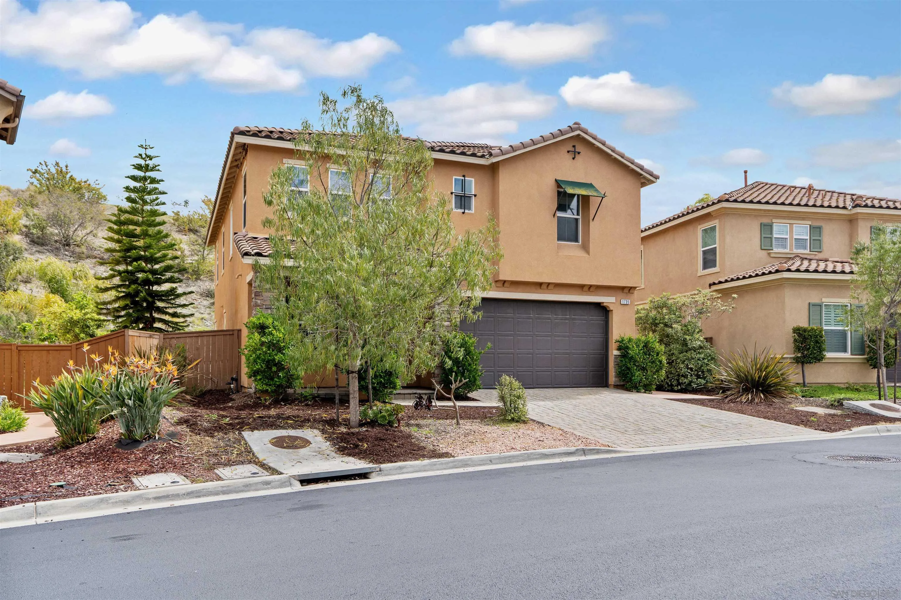 1735 Avenida Regina