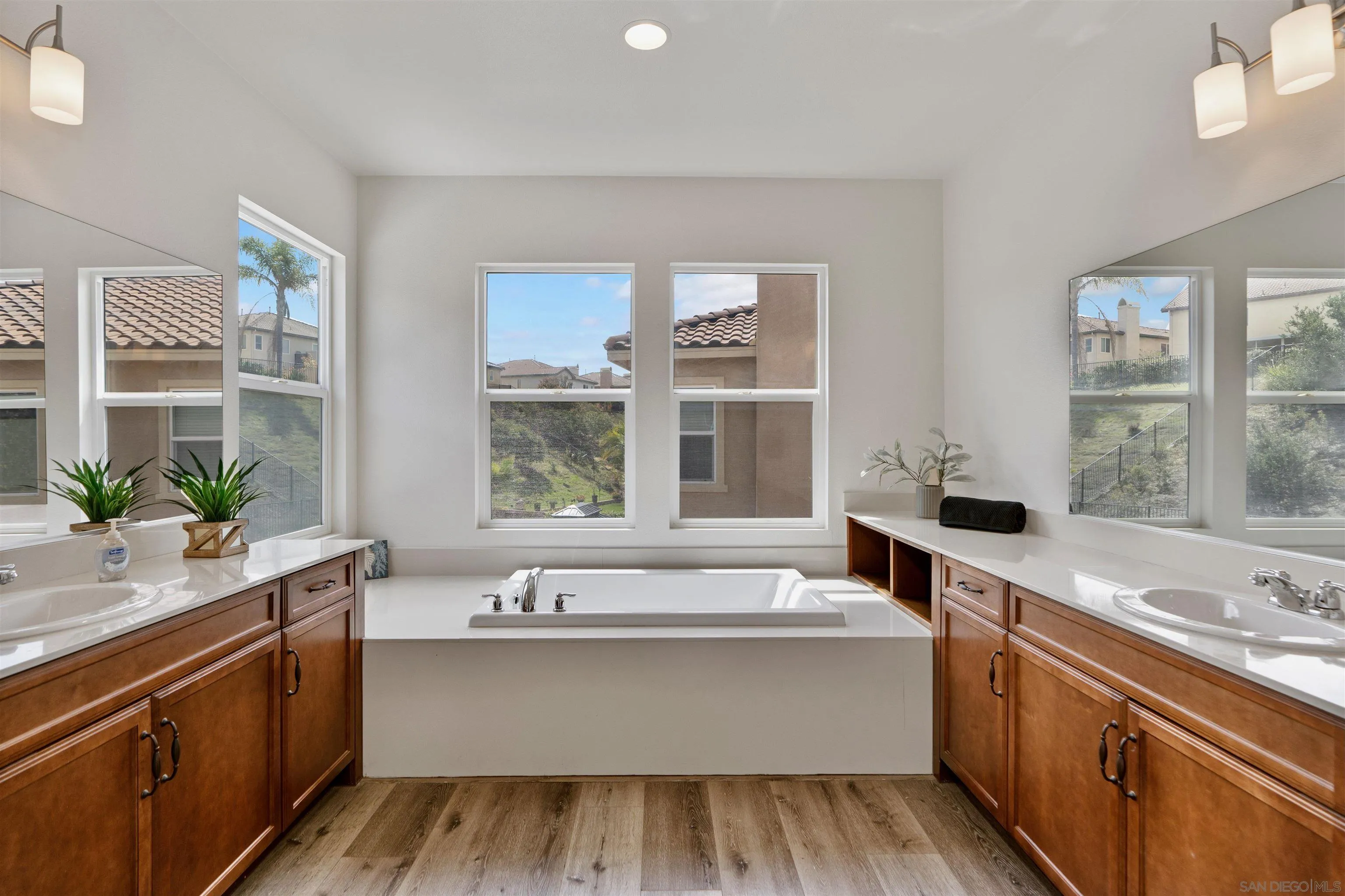 1735 Avenida Regina