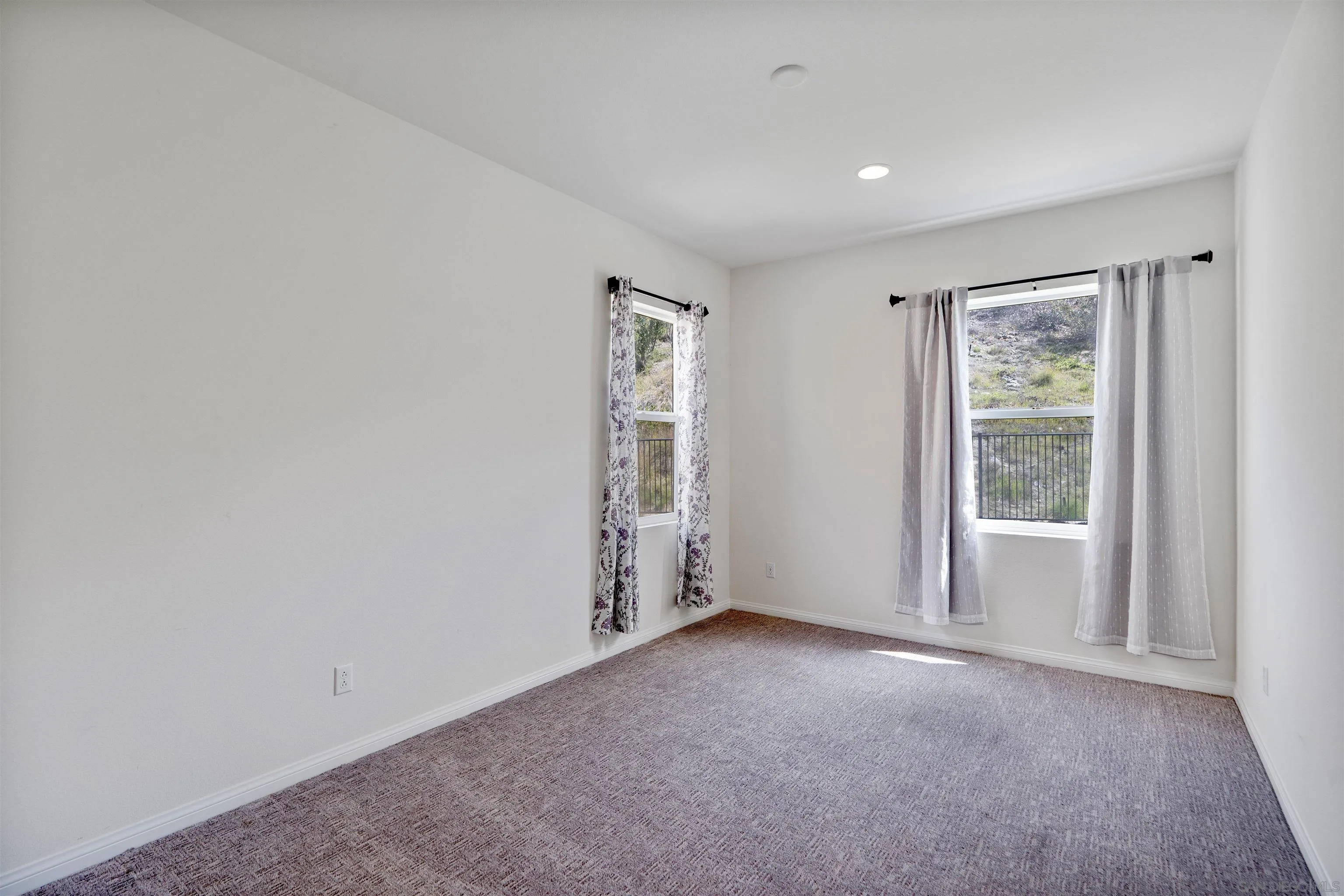 1735 Avenida Regina