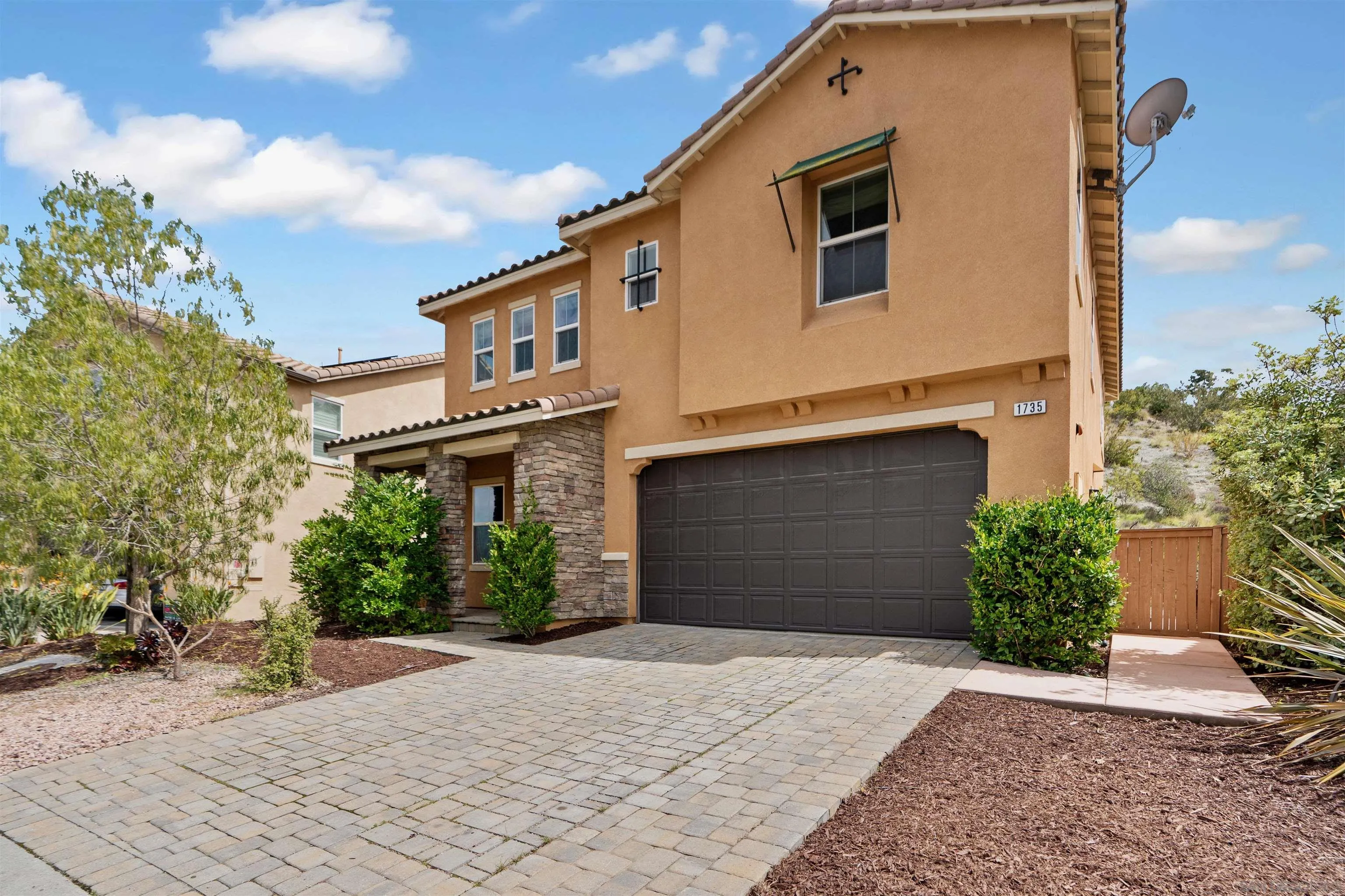 1735 Avenida Regina