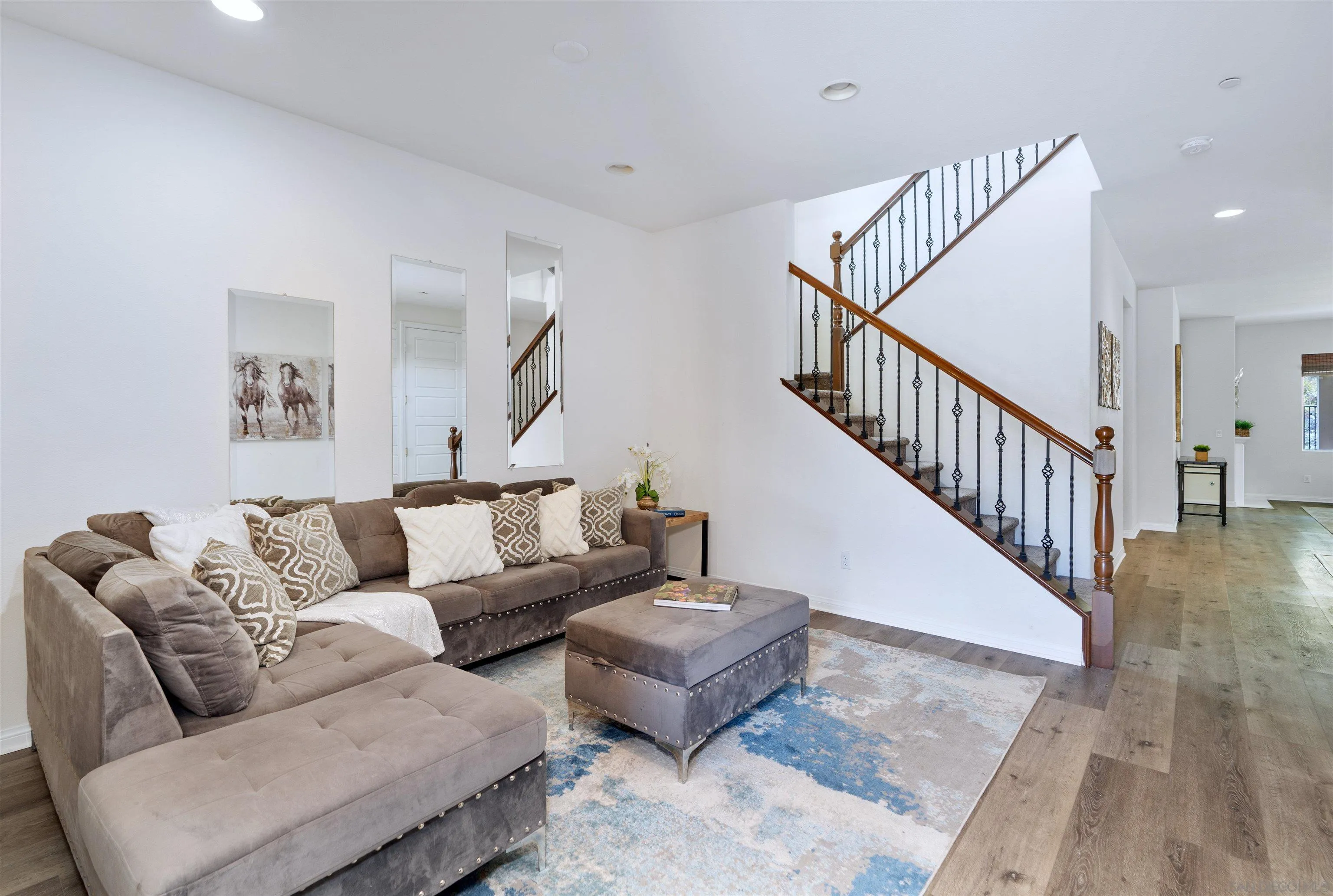 1735 Avenida Regina