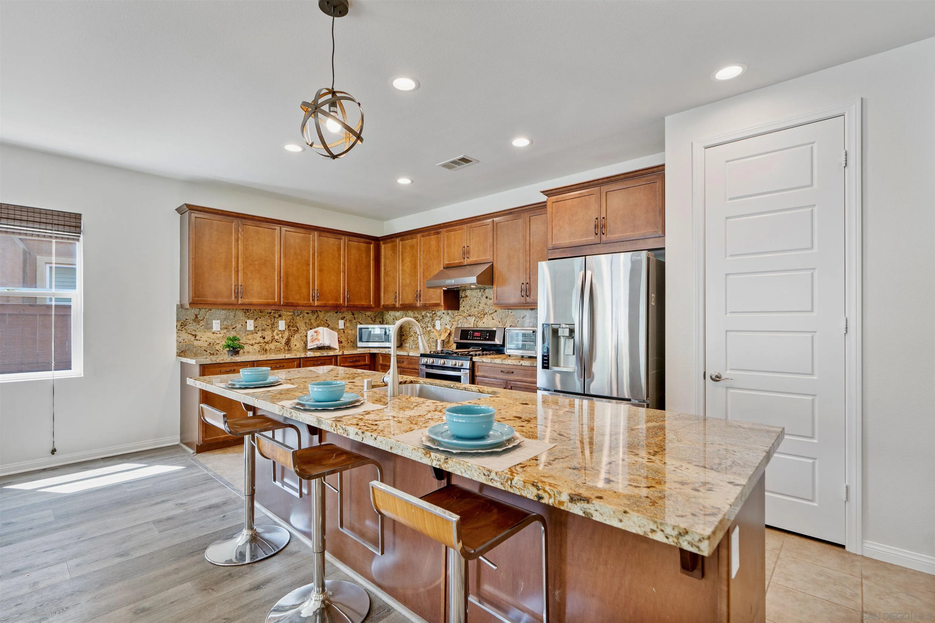 1735 Avenida Regina