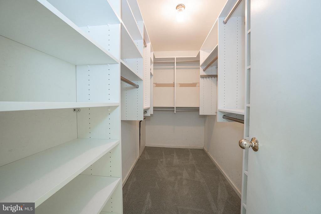 453 LYNETREE DRIVE Unit: 20-D