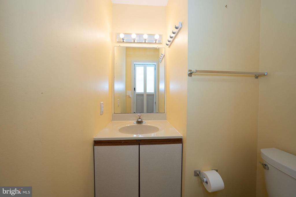 453 LYNETREE DRIVE Unit: 20-D