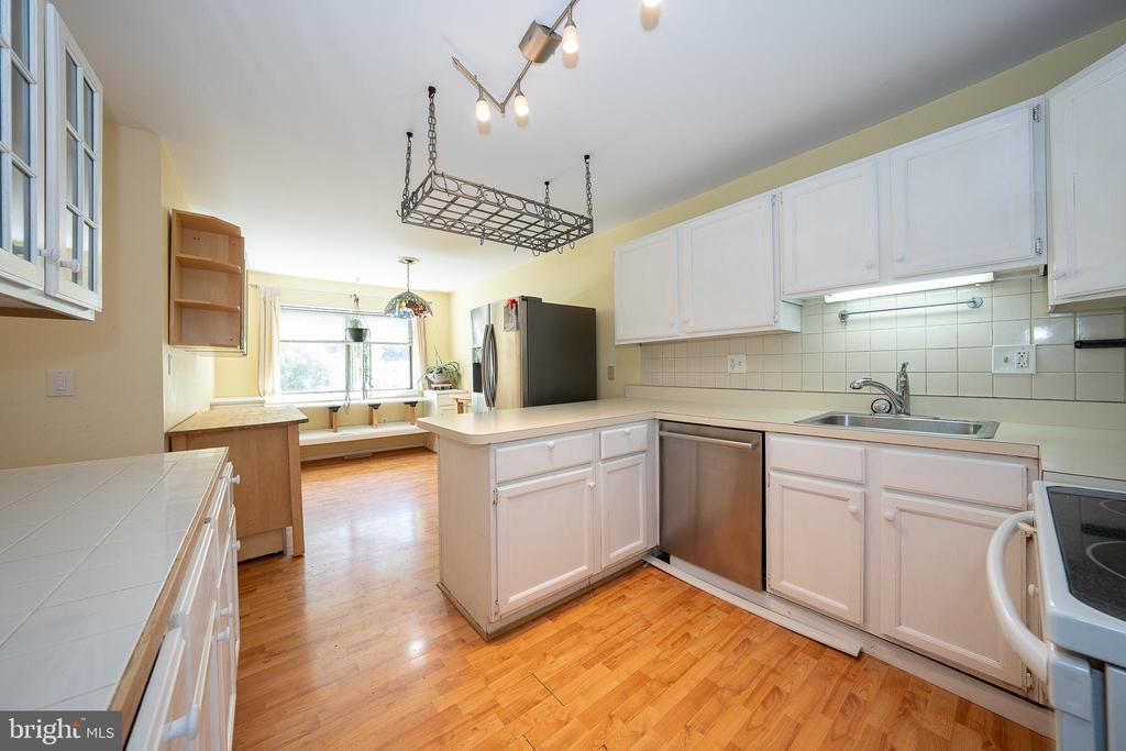 453 LYNETREE DRIVE Unit: 20-D