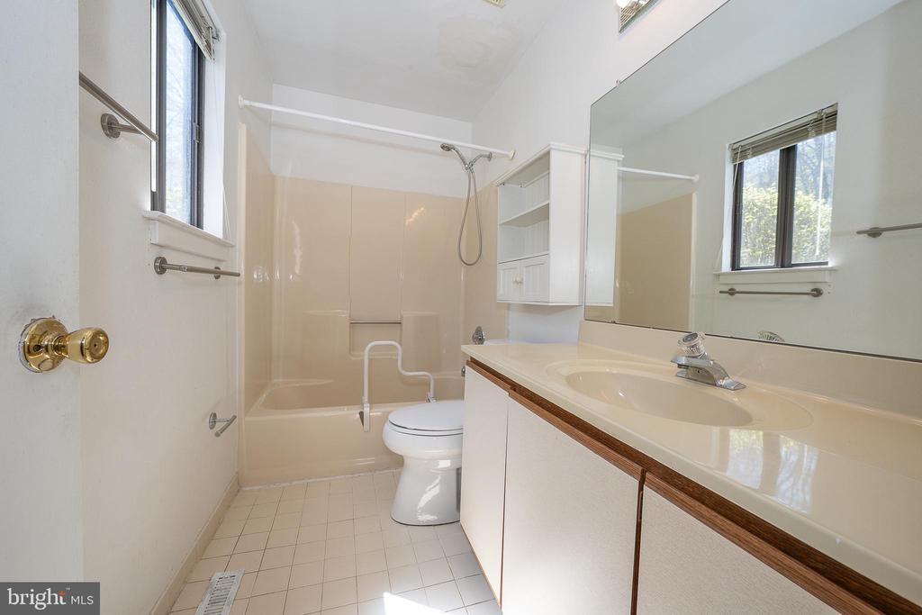 453 LYNETREE DRIVE Unit: 20-D