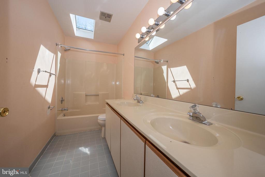453 LYNETREE DRIVE Unit: 20-D