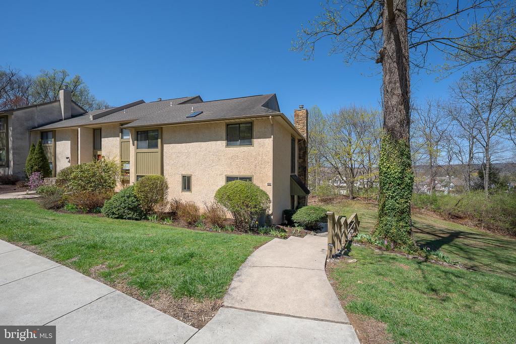453 LYNETREE DRIVE Unit: 20-D