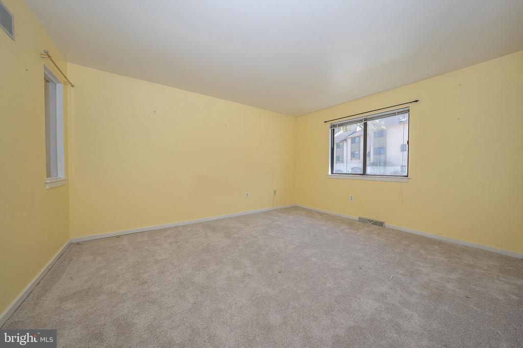 453 LYNETREE DRIVE Unit: 20-D