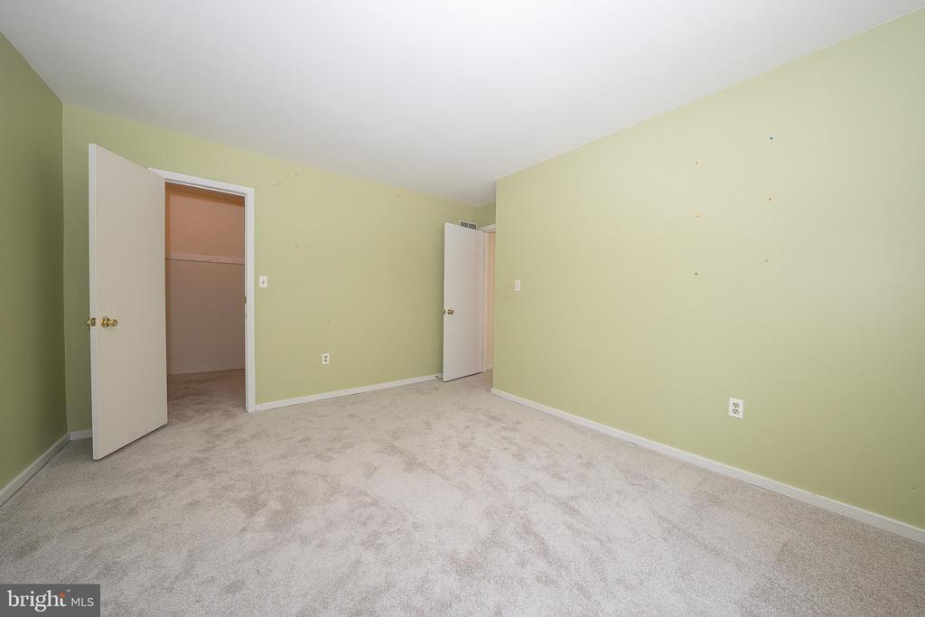 453 LYNETREE DRIVE Unit: 20-D