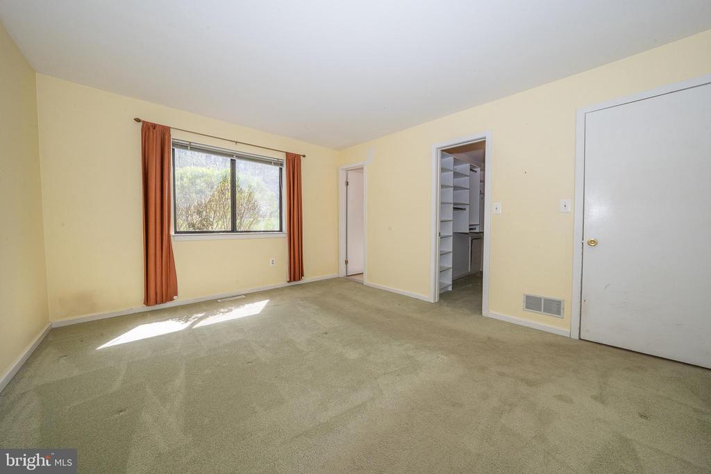 453 LYNETREE DRIVE Unit: 20-D