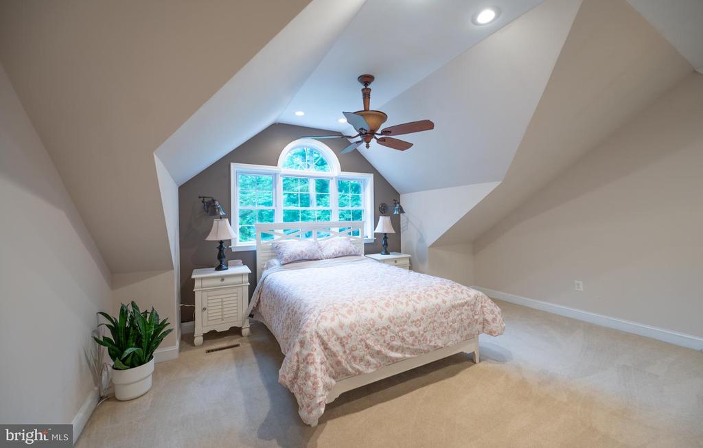 496 BLACK SWAN LANE