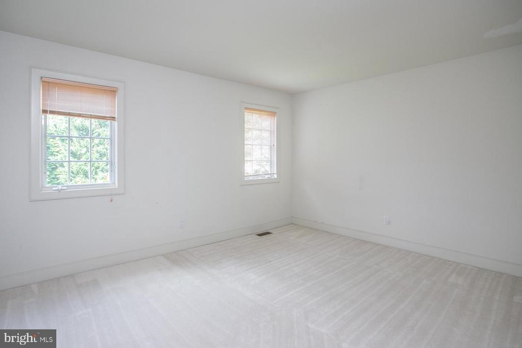 5034 BRITTANY LANE