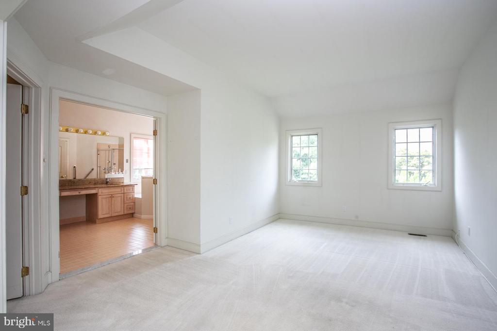 5034 BRITTANY LANE