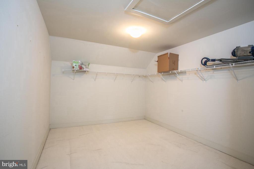 5034 BRITTANY LANE