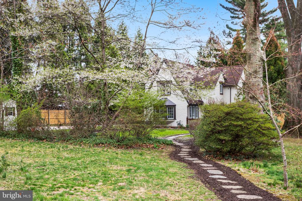 14 CREST LANE