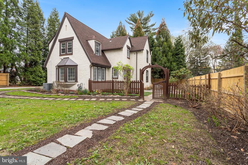 14 CREST LANE