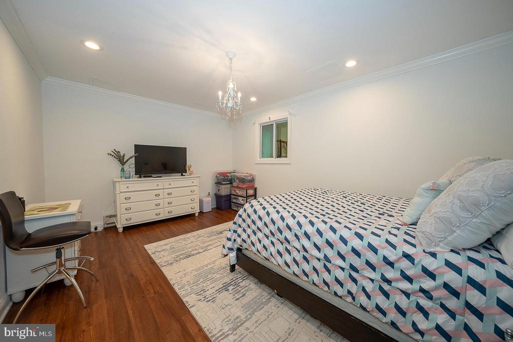 365 GREENWOOD COURT